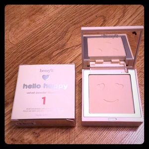 ⭐️Benefit Hello Happy Velvet Powder Foundation 1